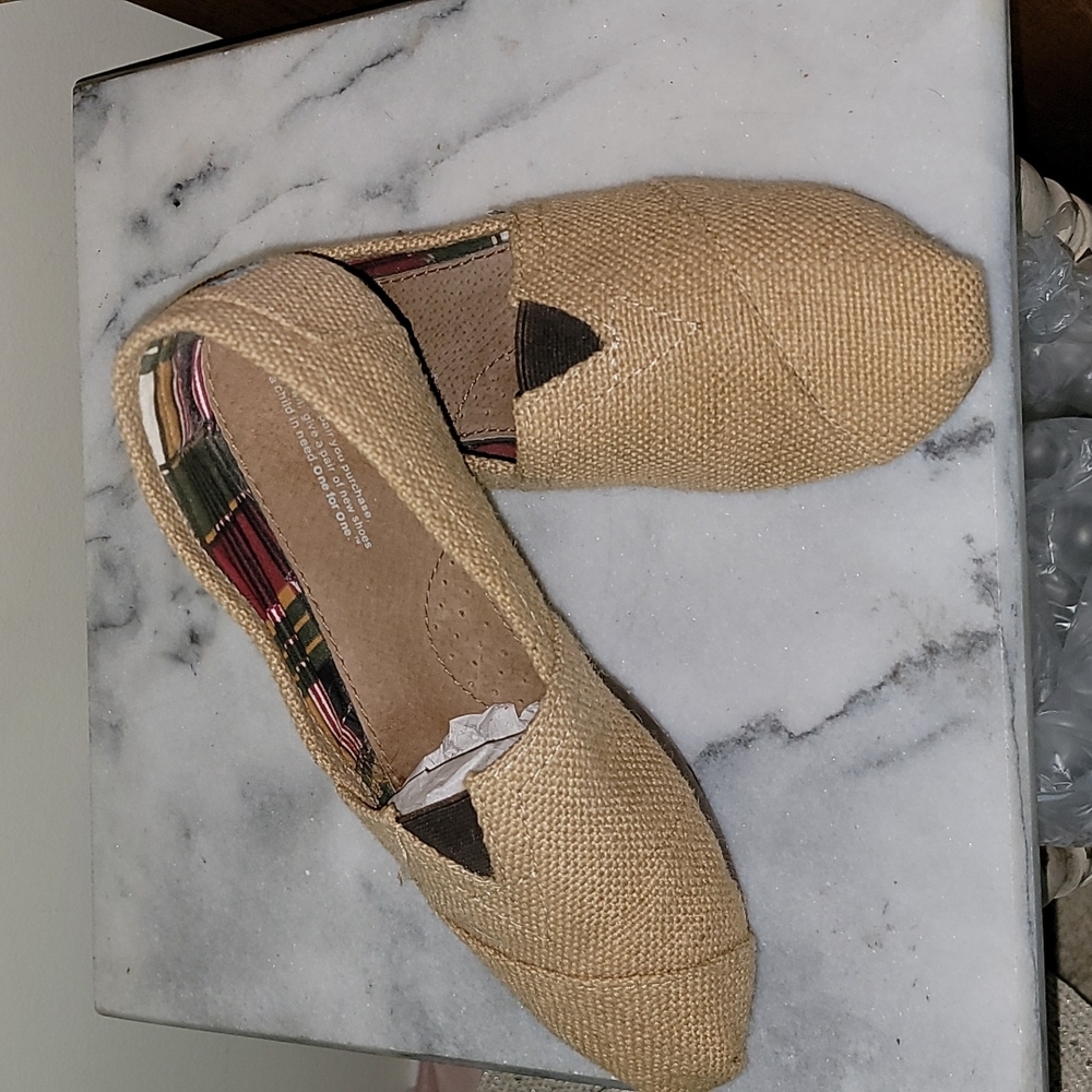 TOMS SHOES